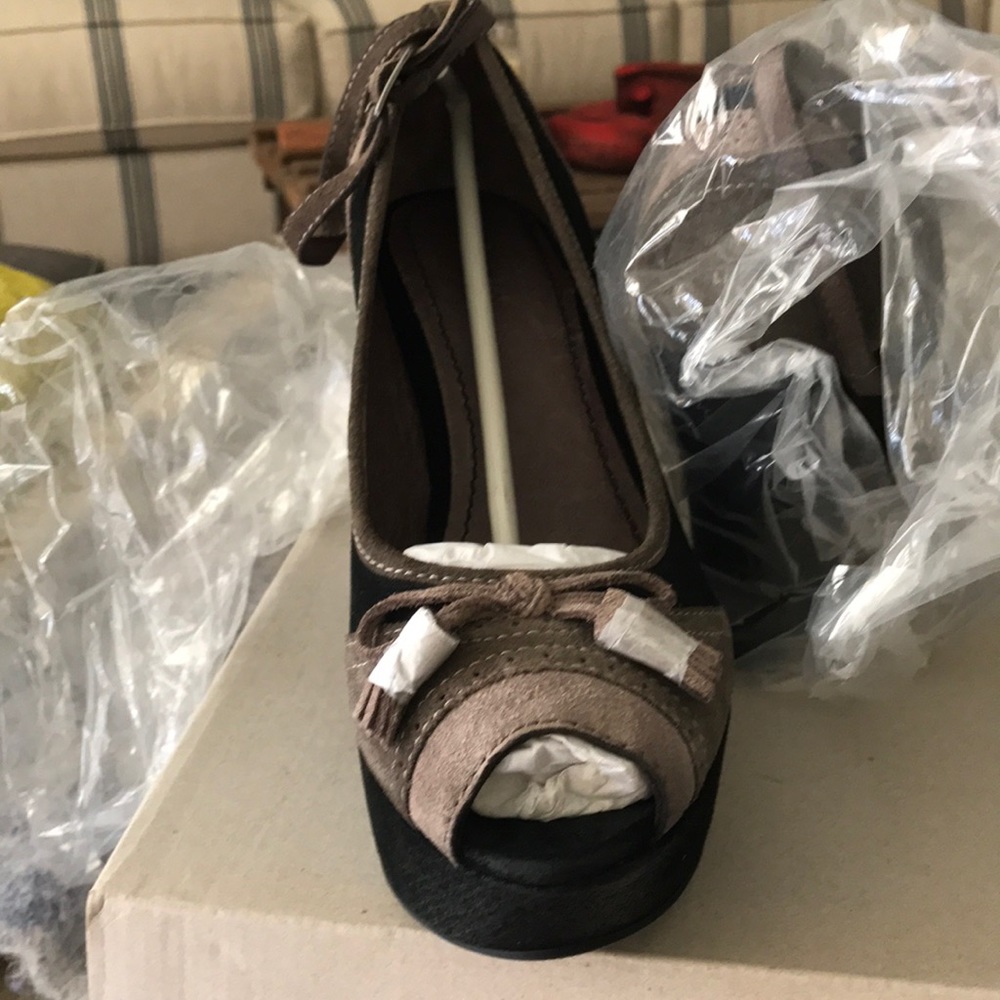 Shoes - Picture 4 of 7